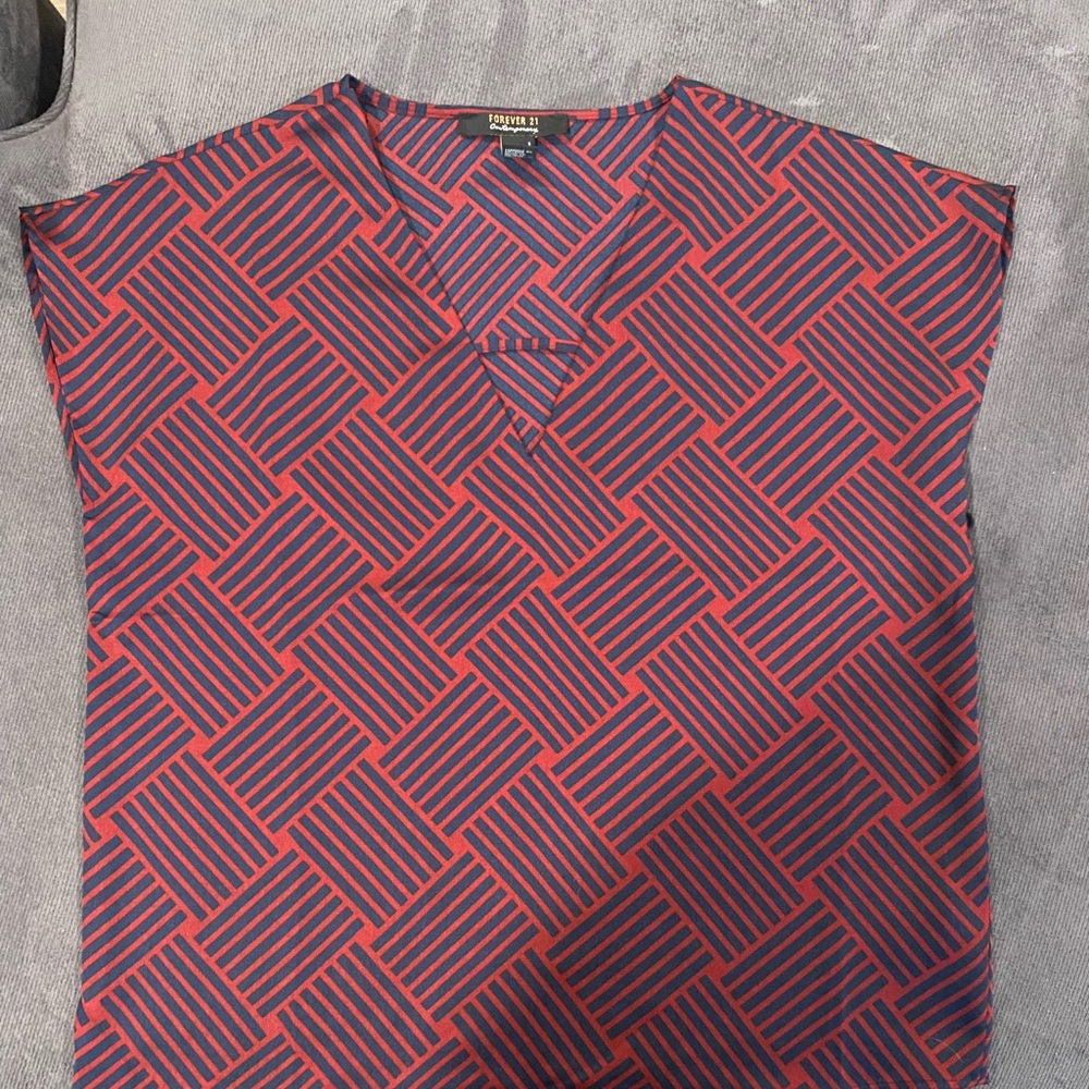 Short sleeved geometric top
